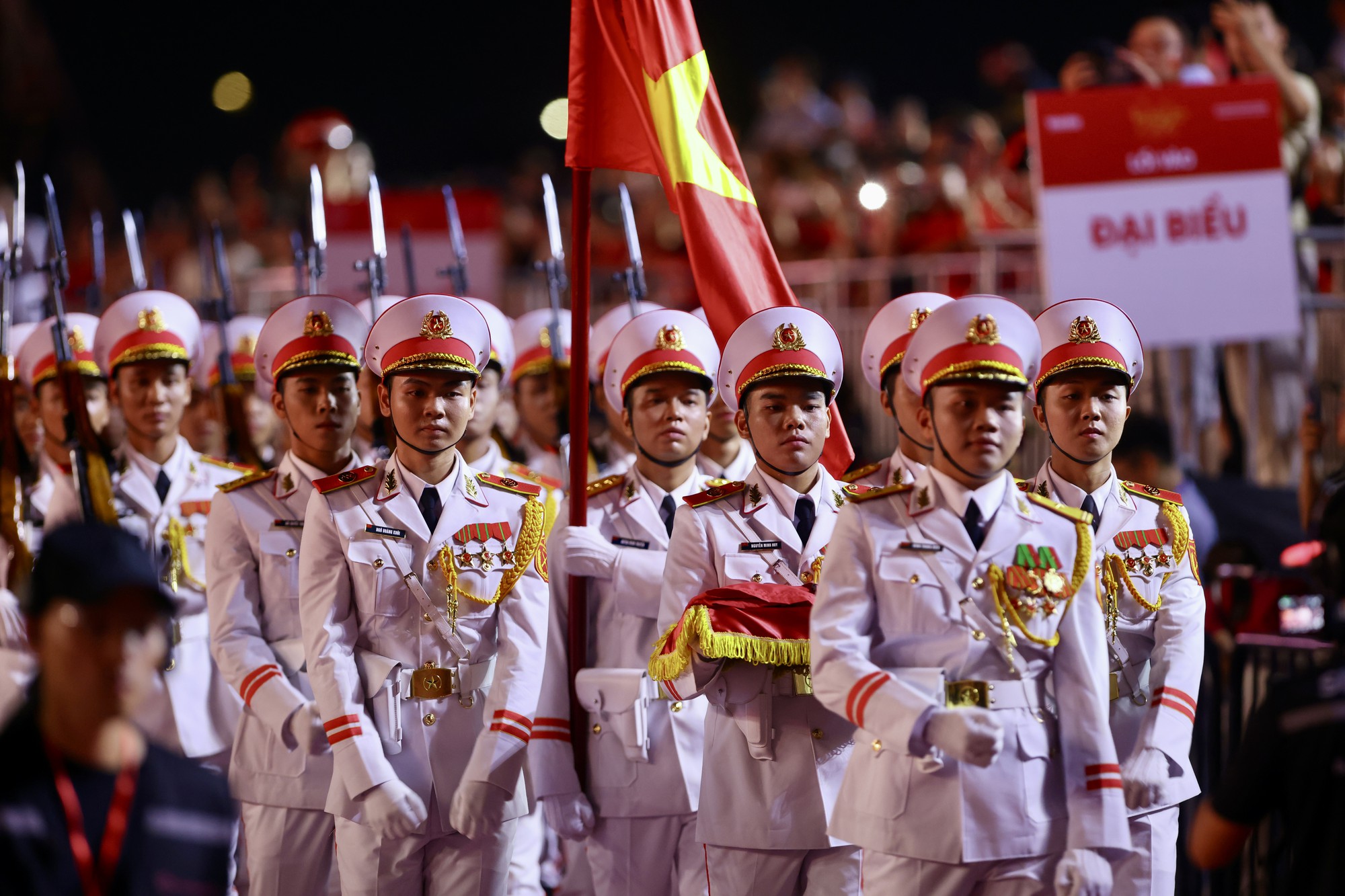70.000 người cùng cất vang Tiến Quân Ca tại concert Tổ Quốc Trong Tim: Khoảnh khắc thiêng liêng khiến hàng triệu trái tim xúc động